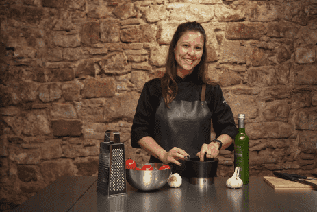 Una chef haciendo una demostración de producto