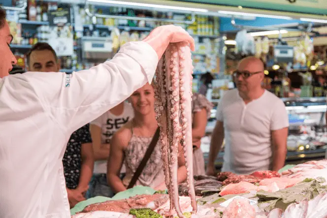 Degustació de productes locals al mercat